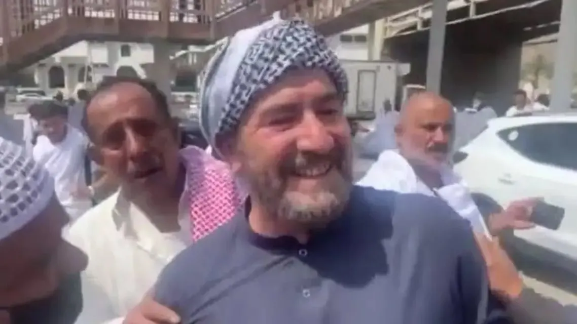 رحالة عراقي يصل مكة سيرًا على الأقدام من بريطانيا.. ما قصته؟