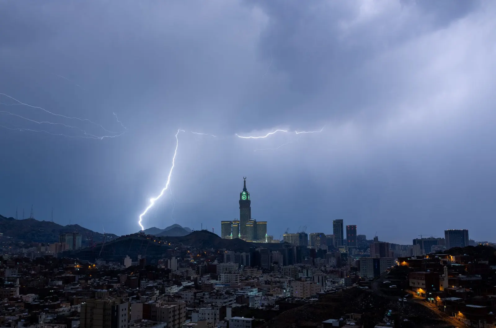 دراسة بحثية في مؤتمر "COP16".. تحسين الطقس في مكة باستخدام سحب الطائف