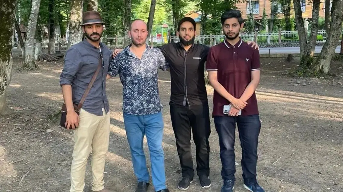 3 شبان سعوديون ينقذون حياة رجل على الطريق في أذربيجان
