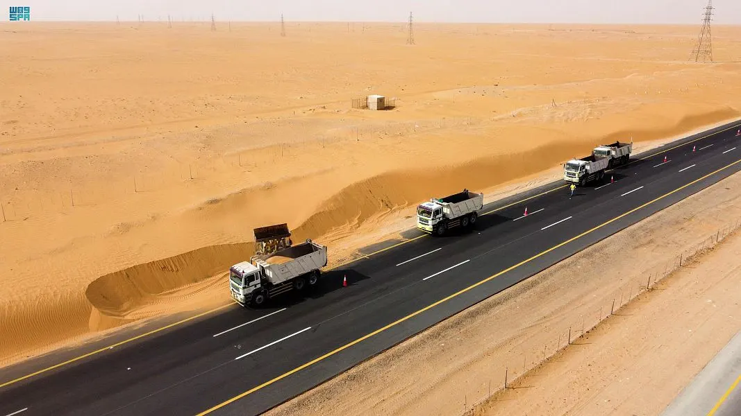 زحف الرمال على الطرق يتلف الطرق ويهدد السائقين.. كيف تواجهه السعودية؟