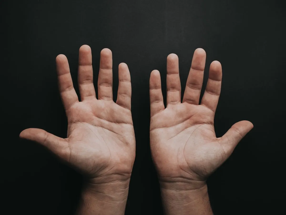 أصابع اليدين.. كيف تشير إلى الإصابة بفيروس كورونا؟!