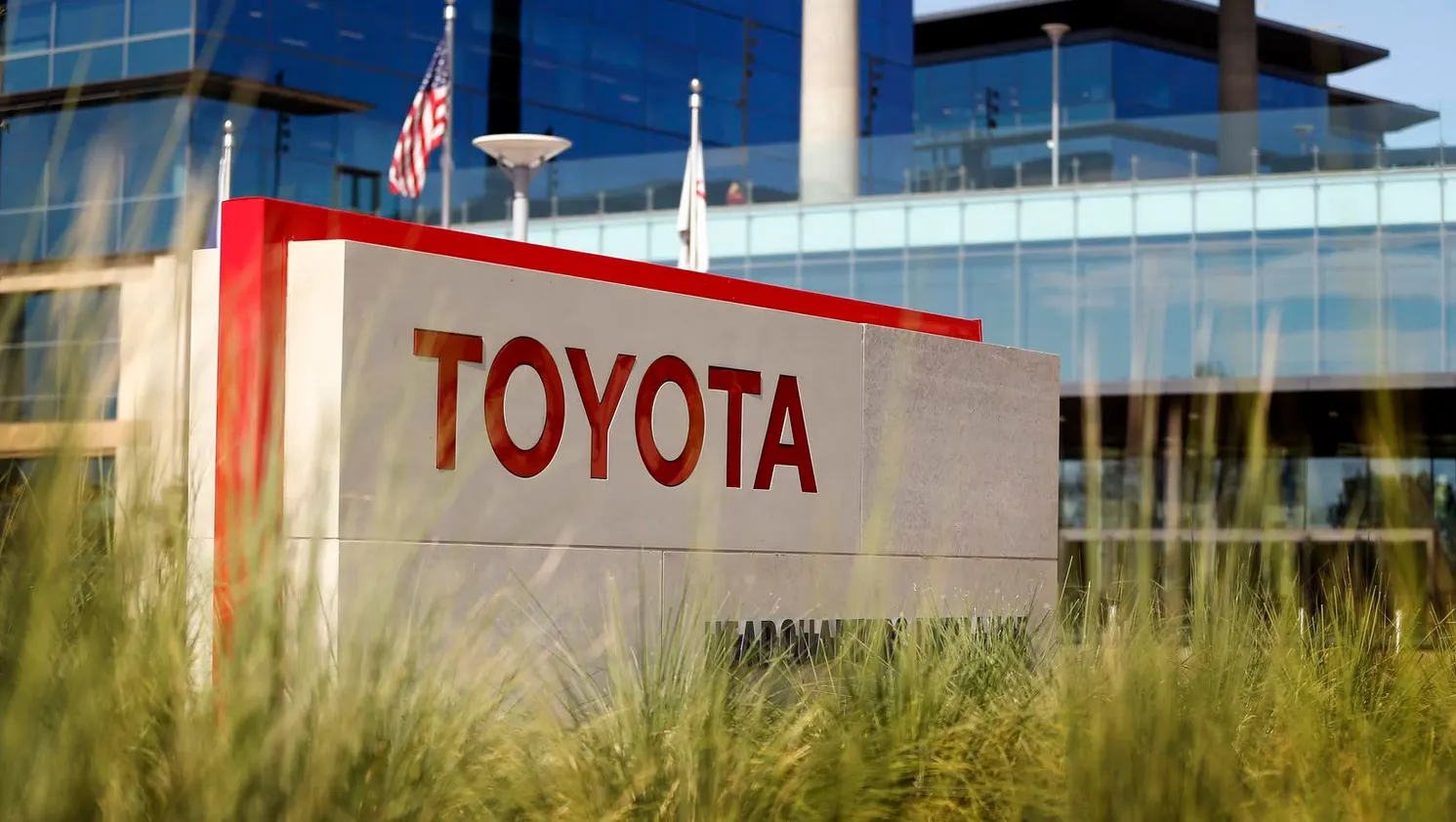 "TOYOTA" تكشف النقاب عن خططها المستقبلية لبطاريات السيارات الكهربائية