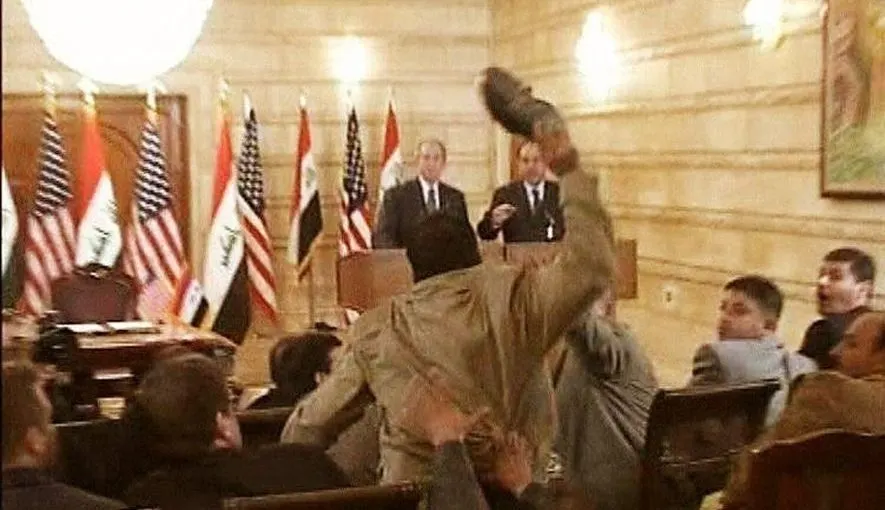 الرمي بالأحذية.. قذائف تحرج المسئولين (صور)