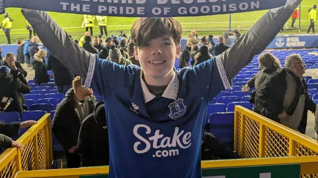 إيفرتون وليفربول.. قصة مشجع أسترالي قطع آلاف الأميال لتنتهي بخيبة أمل