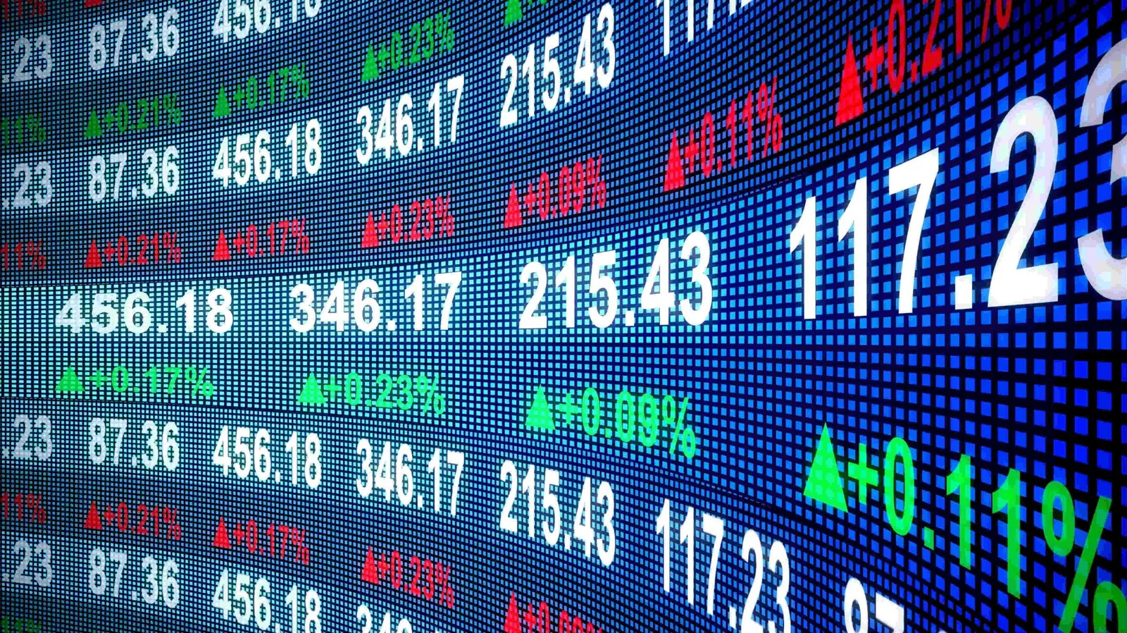 أداء الأسواق في 2021.. أكبر القطاعات والأسهم الرابحة
