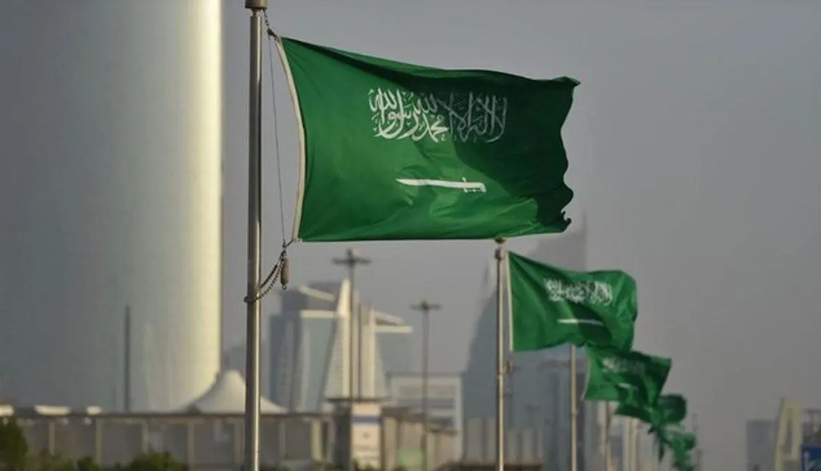 بين الحبس والغرامة.. عقوبات مخالفة قواعد العلم السعودي
