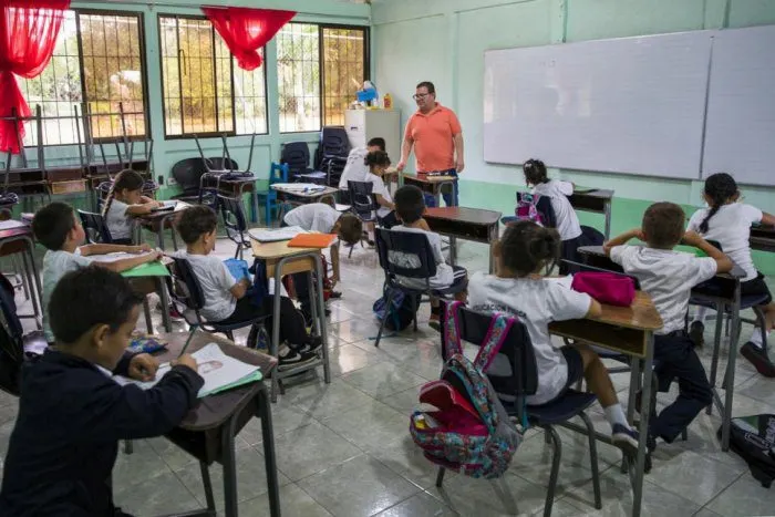 كم ساعة يقضيها المعلمون داخل الفصول في هذه الدول؟