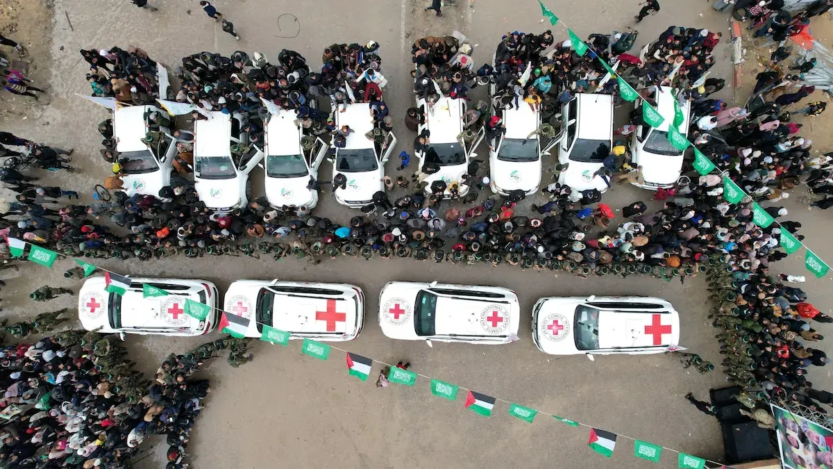 بالتفاصيل.. حماس تطلق سراح رهائن إسرائيليين في غزة بعد عودة جثمان شيري بيباس