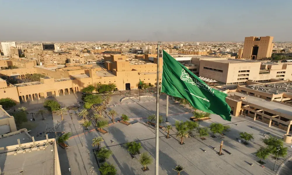 العلم السعودي.. رمزية السلام والقوة في وطن طامح