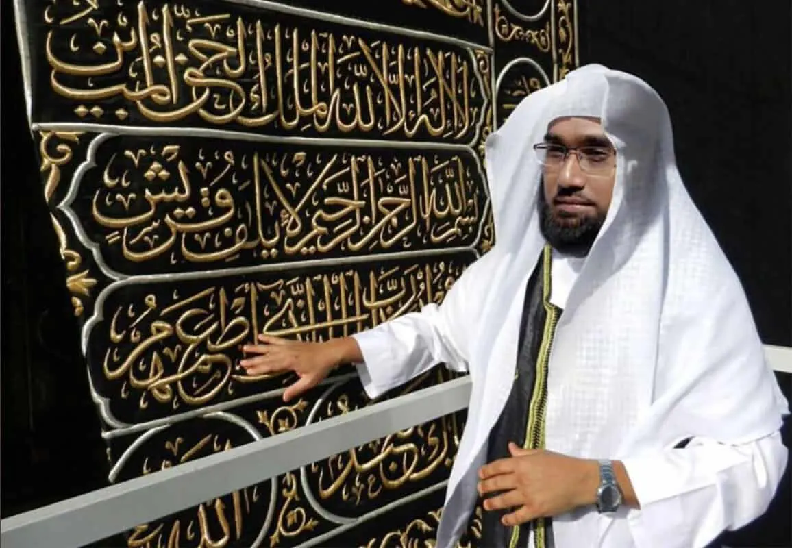 من هو "مختار العالم".. خطاط ستار الكعبة المشرفة؟