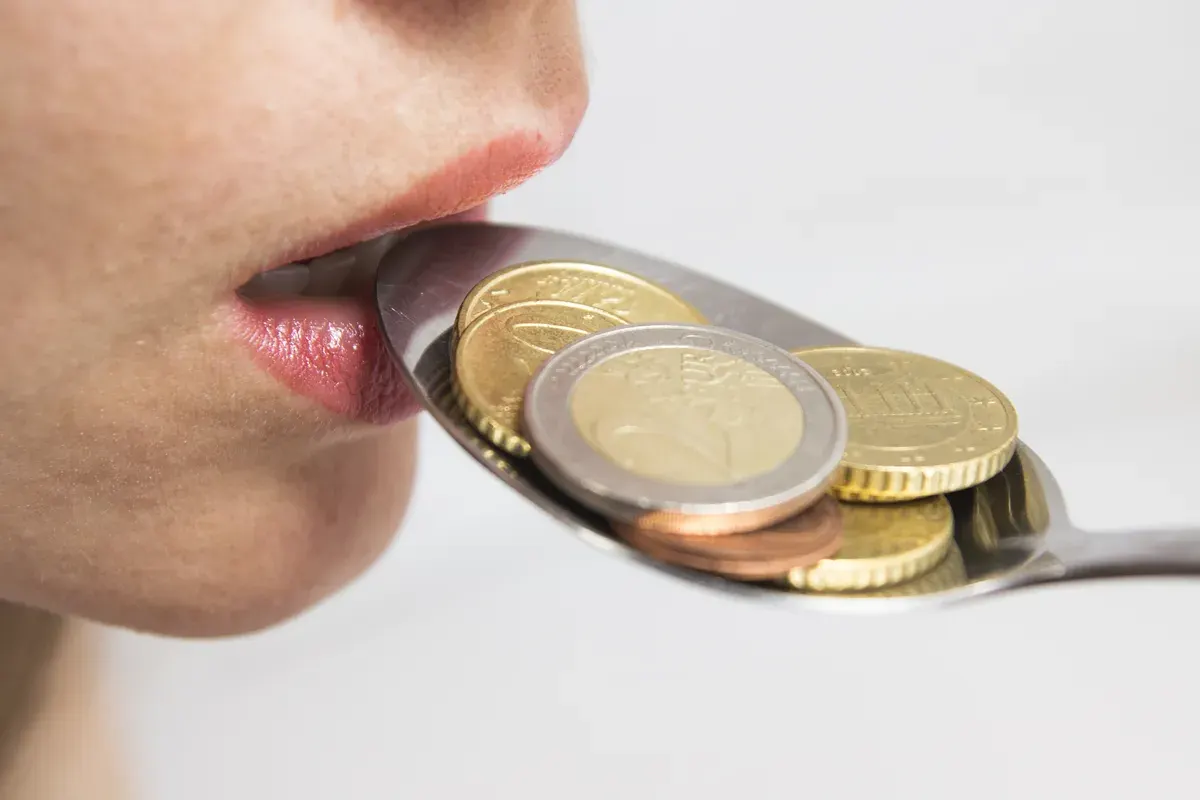 لماذا تنبعث من المعدن رائحة نفاذة؟