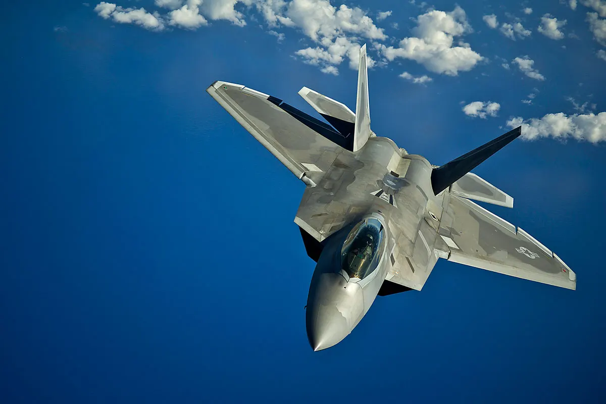 لماذا يريد سلاح الجو الأمريكي إيقاف طائرة "F-22 Raptor" المقاتلة؟