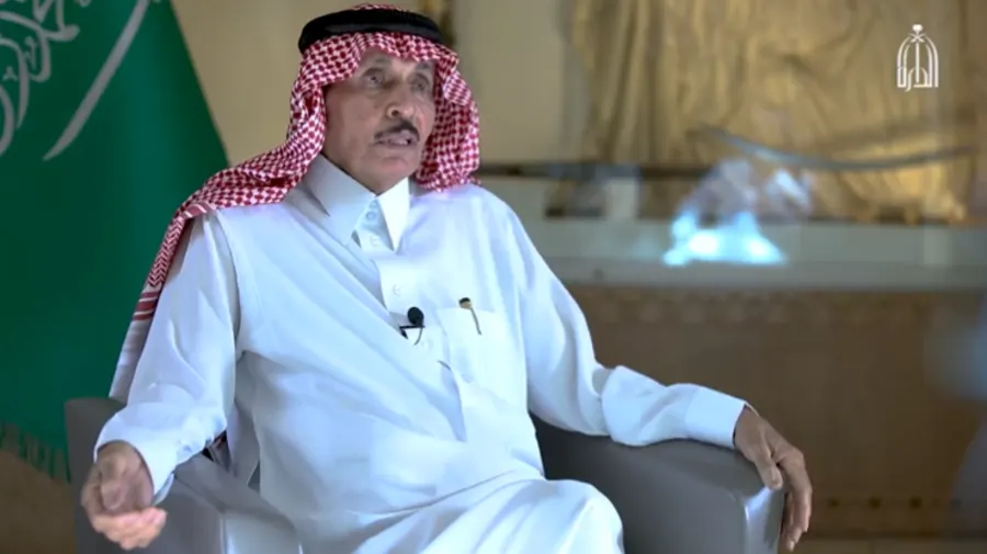أول من خطّ كلمة التوحيد ورسم السيفين.. من هو صالح المنصوف خطاط العلم السعودي؟