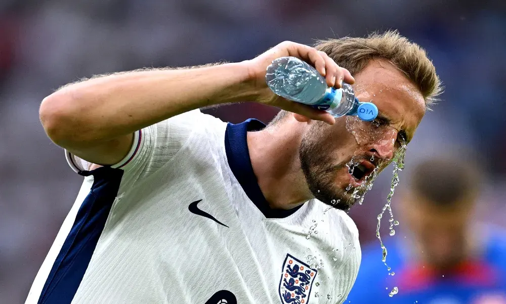شرب الماء في مونديال 2026.. حماية للاعبين أم كسر لإيقاع المباراة؟