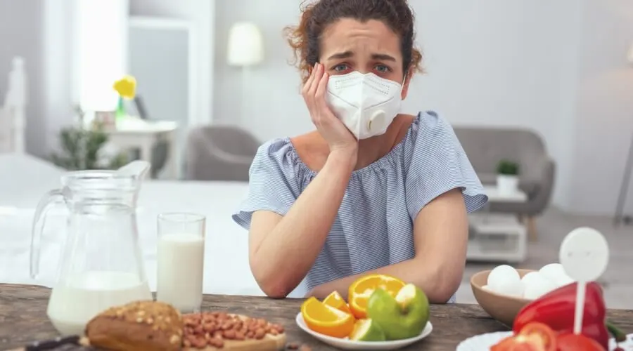 طعام مألوف يتحول فجأة إلى خطر.. كيف تظهر حساسية المأكولات؟