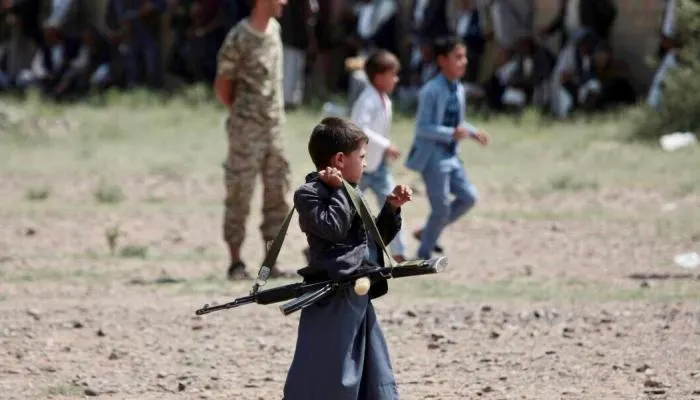 ماذا يفعل الحوثيون لتجنيد الأطفال اليمنيين على جبهات القتال؟