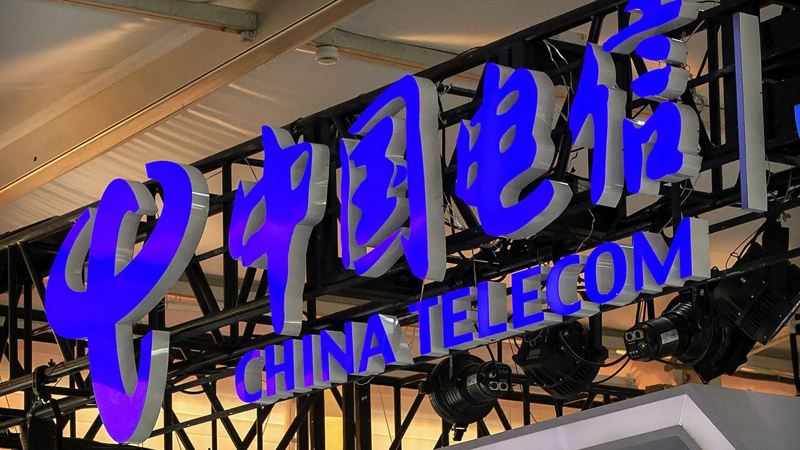 آخرها China Telecom.. أبرز الإجراءات الأمريكية ضد الشركات الصينية