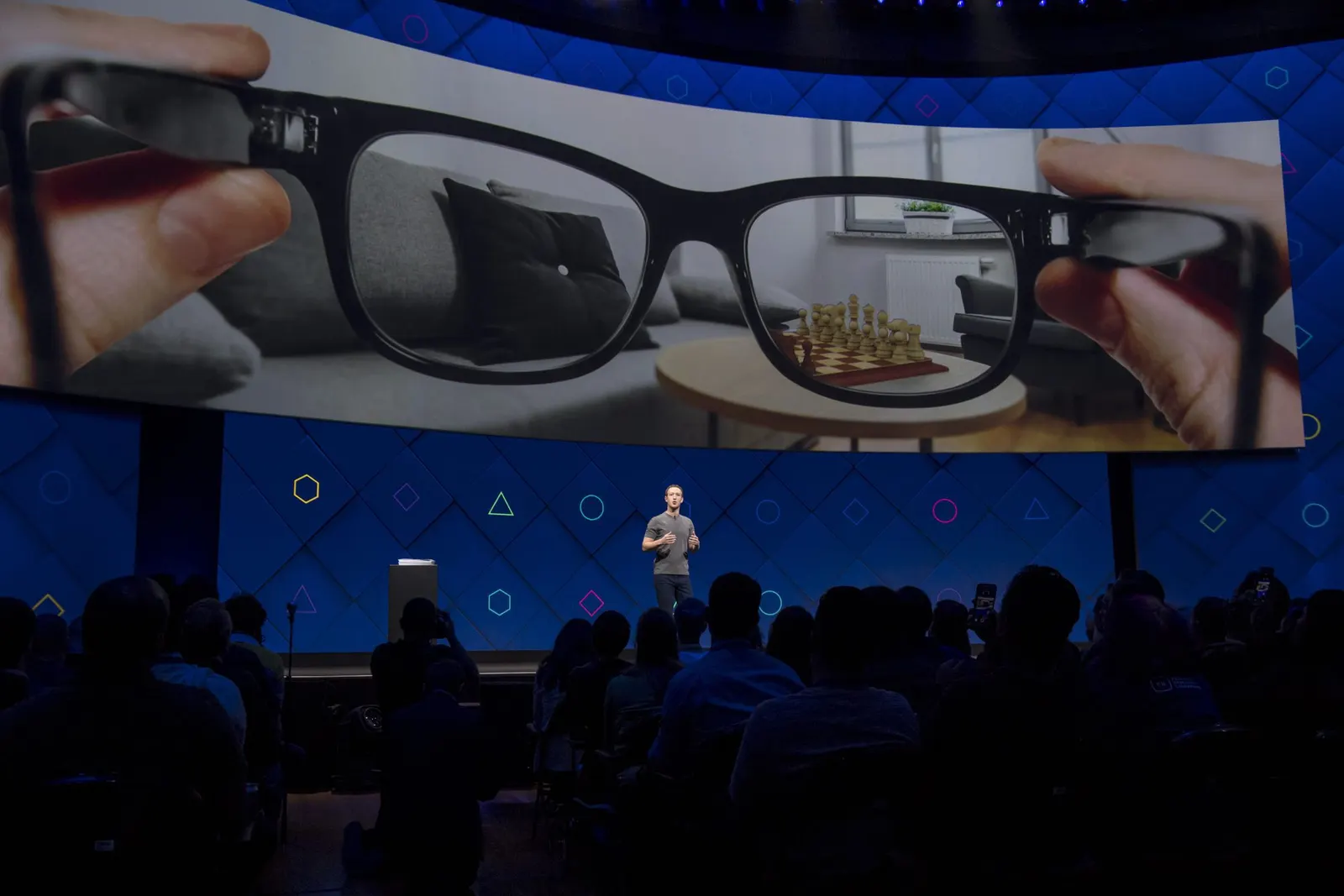 نظارات Facebook و Apple الذكية.. طفرة تقنية جديدة أم بدعة أخرى؟