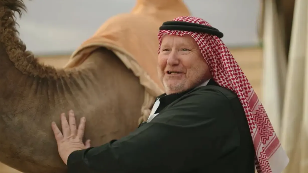 "دينيس بامفورد".. قصة بريطاني عشق الإبل وتعلق بها منذ اللقاء الأول