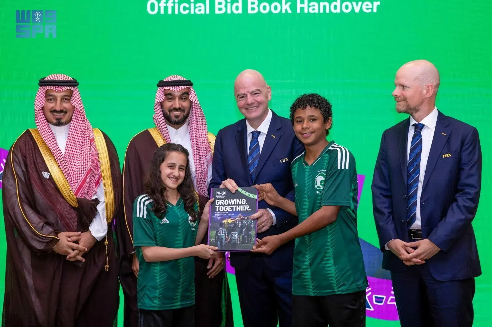 رسميًا.. ملف المملكة لاستضافة كأس العالم في يد الفيفا