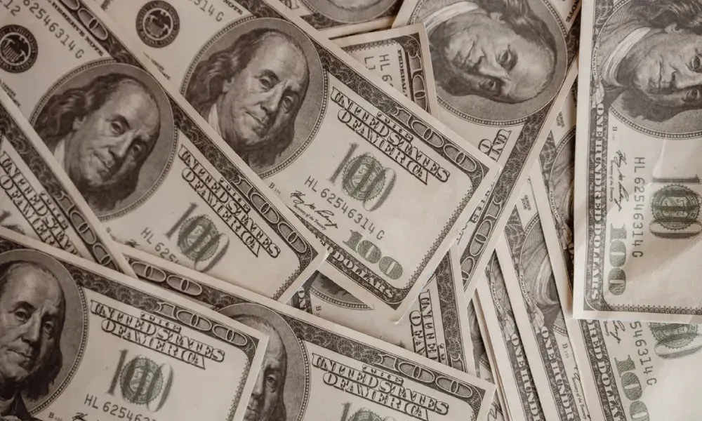 الدولار في مهب الريح.. نظرة على مستقبل عملة تتهاوى