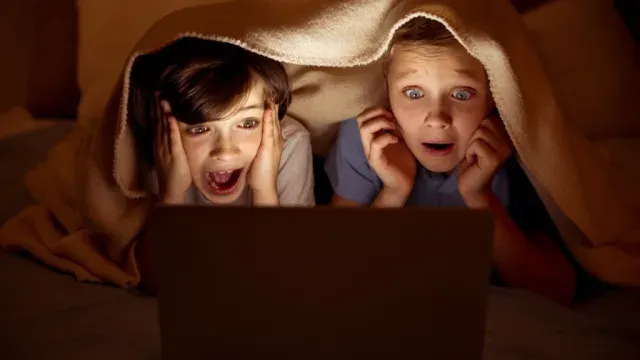 أفلام ومقاطع الرعب.. لماذا يحب الأطفال مشاهدتها وما مدى أضرارها عليهم؟