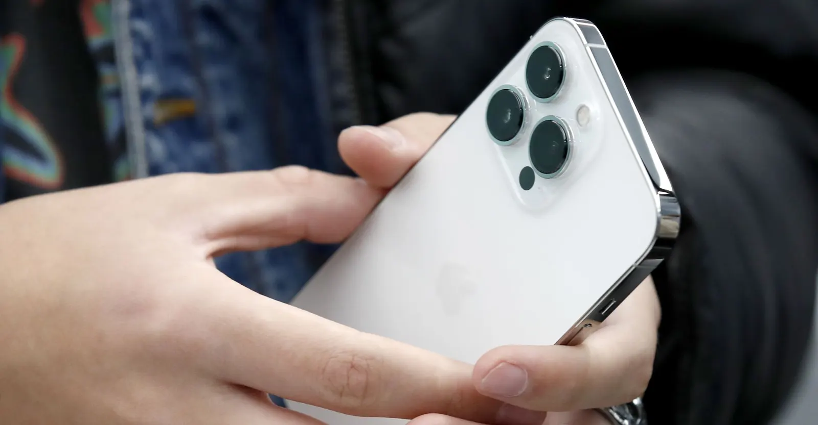 بعد حل مشكلة ظهور الصور المحذوفة.. "Apple" توضح السبب
