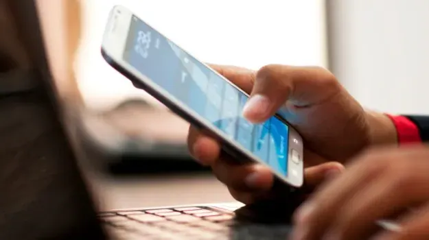 قد تسبب العمى.. ما هي متلازمة رؤية الهاتف الذكي؟