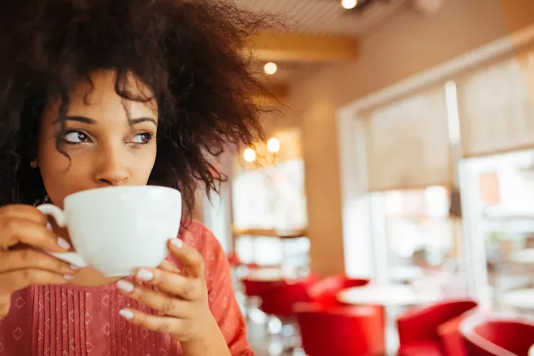 مسرح الأحلام المنسية.. كيف يعيد تقليل الكافيين صياغة ليالينا؟