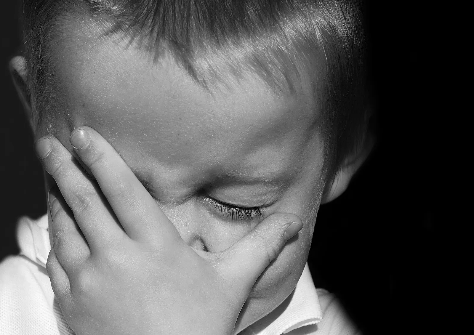 لأنهم أكثر حساسية من الكبار.. كيف تتحدث عن القلق مع طفلك؟