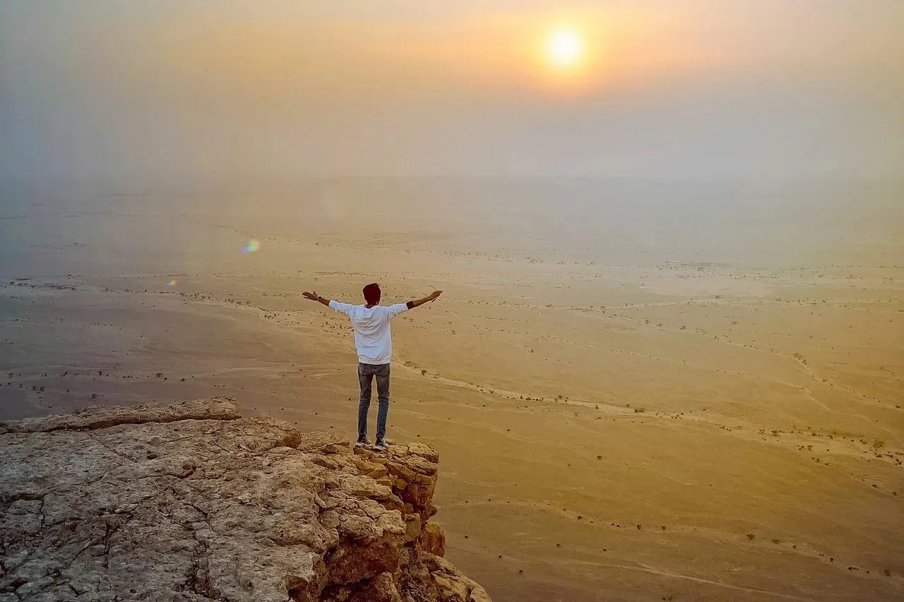 شاهد.. مدون سعودي يقف على حافة العالم!