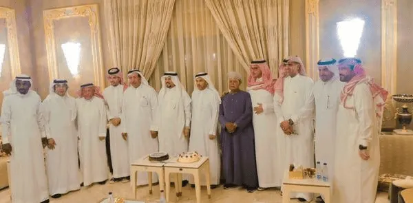 فيديو| قصة وفاء عمرها 40 عامًا.. رجل أعمال سعودي يودع مصريًا بالدموع