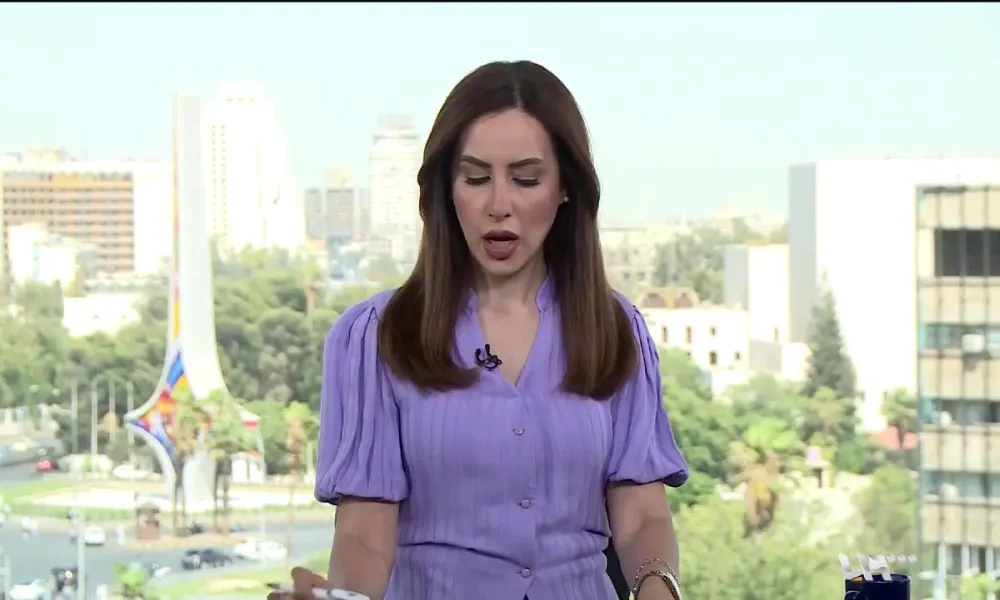 فيديو| مذيعة تعيش لحظة رعب على الهواء بسبب غارة إسرائيلية
