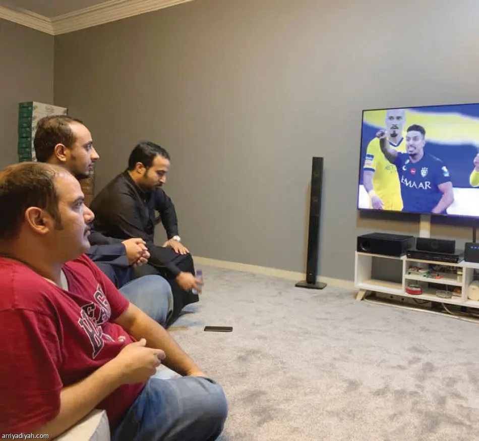 %71 من السعوديين يفضلون متابعة مباريات كرة القدم في المنازل