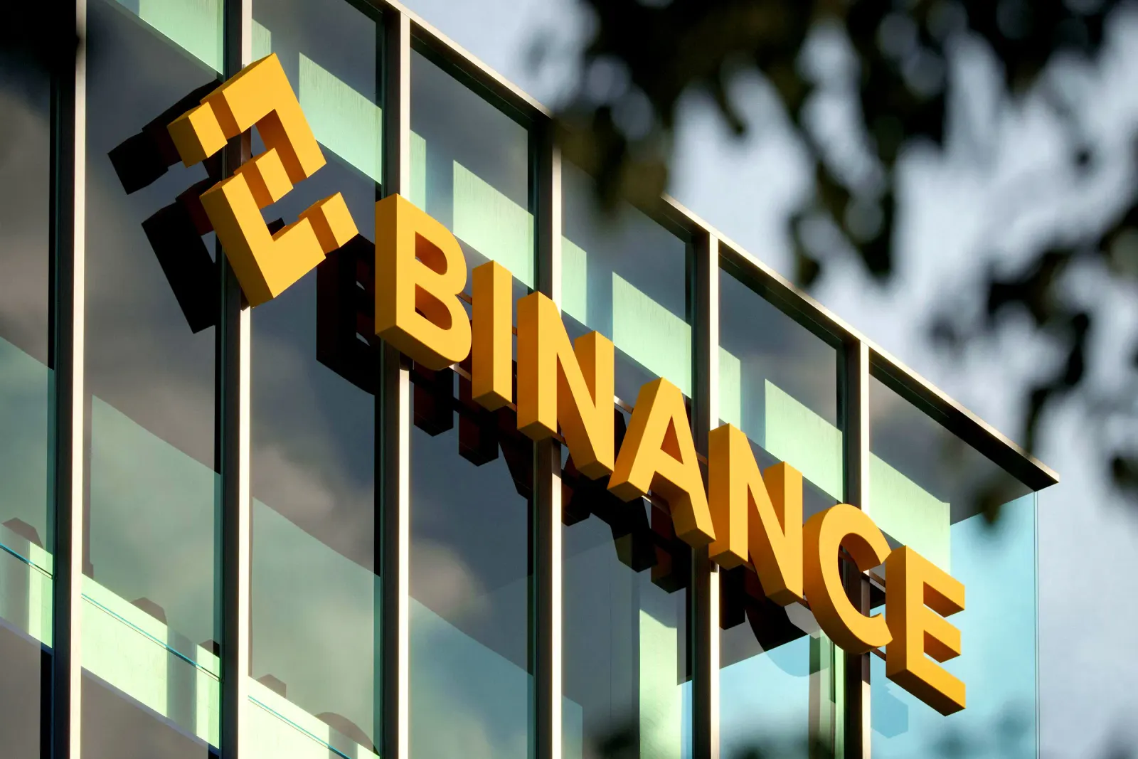 بعد استقالة رئيسها التنفيذي.. لماذا تُتهم Binance بتسهيل أعمال مشبوهة؟