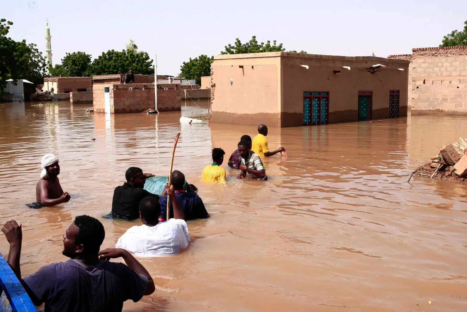 عشرات الضحايا ومئات المنازل المتضررة.. ماذا يحدث في السودان؟