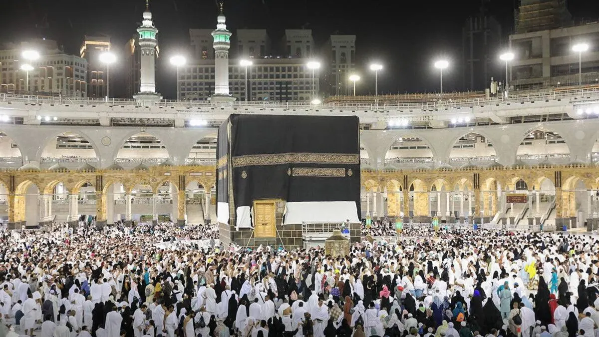هل تم فتح باب الكعبة ليراها المصلّون من الداخل؟