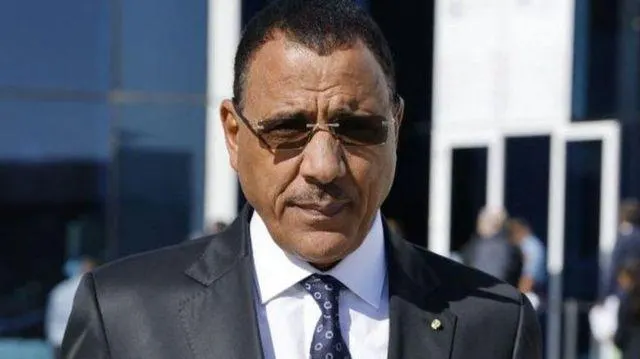 رئيس النيجر الذي انقلب الجيش عليه.. من هو محمد بازوم؟