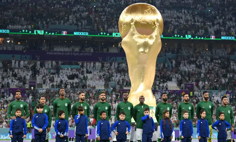 قبل مواجهة الأخضر.. مَن يعلق على السعودية وأوروغواي في المونديال؟