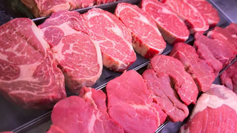 اللحوم تحتوي على بكتيريا وفيروسات ضارة قبل الطهي.. كيف يمكن غسلها؟