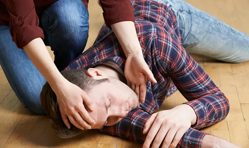 ماذا لو أصيب شخص بنوبة صرع أمامك.. كيف تتصرف؟