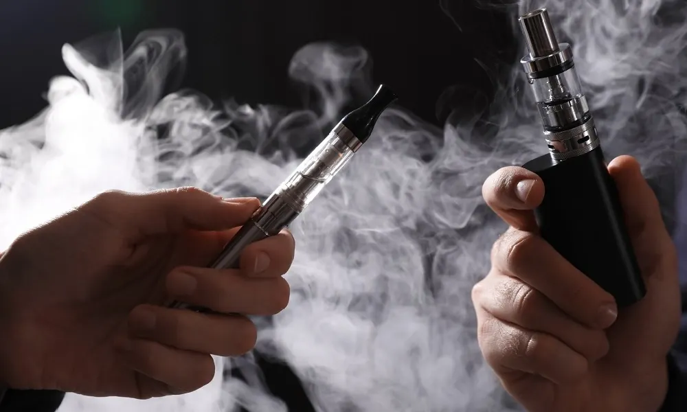 ما هو مرض "رئة الفشار" الذي يصيب مدخني السجائر الإلكترونية؟