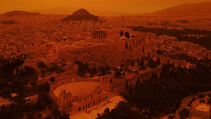 بالصور.. سماء أثينا تتحول إلى اللونين البرتقالي والأحمر