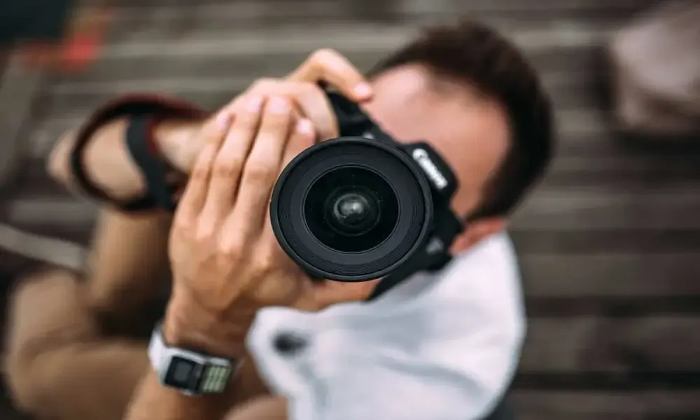 تصوير المخالفات درعًا لحقك.. متى يتحول إلى جريمة؟