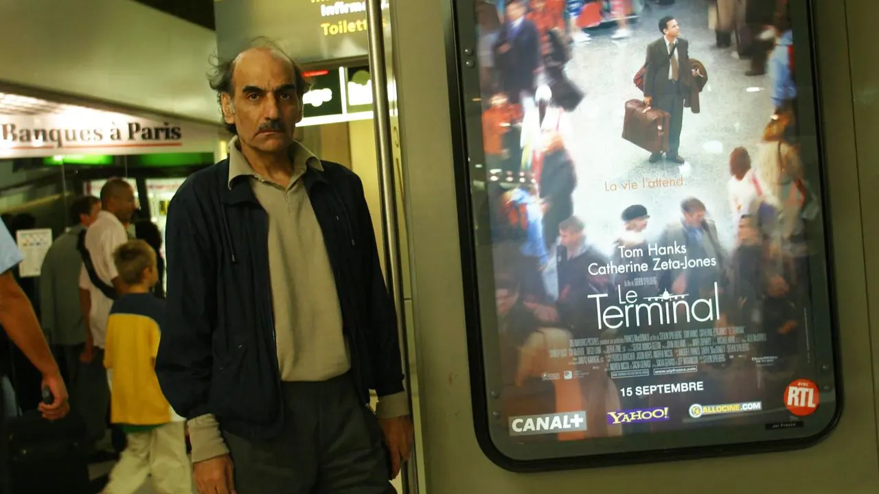 وفاة لاجئ إيراني عاش في المطار 18 عامًا.. وألهم صناع فيلم "The Terminal"