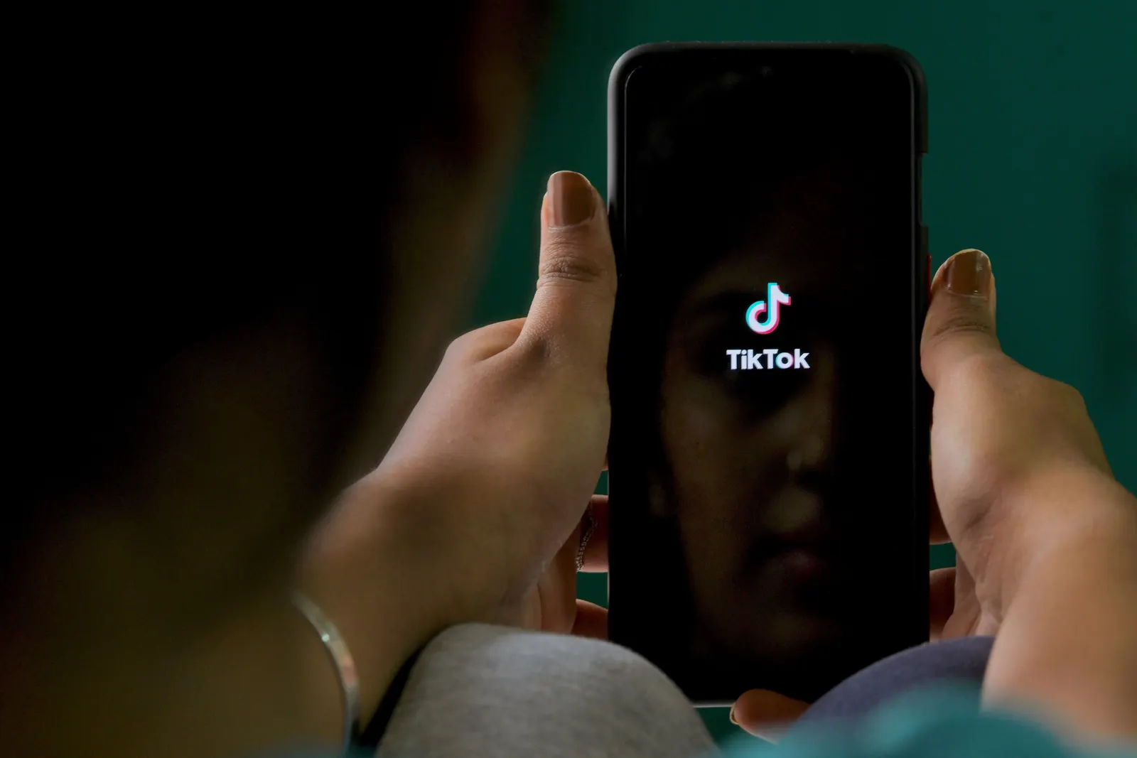 الشعور بالانتماء.. لماذا يقوم الناس بالتحديات الخطرة على TikTok؟