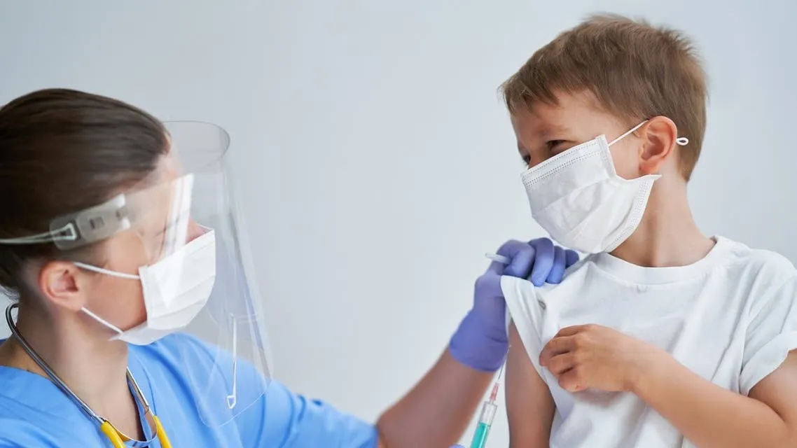 ماذا قال مستشارو FDA حول تلقي الأطفال للقاحات كورونا؟