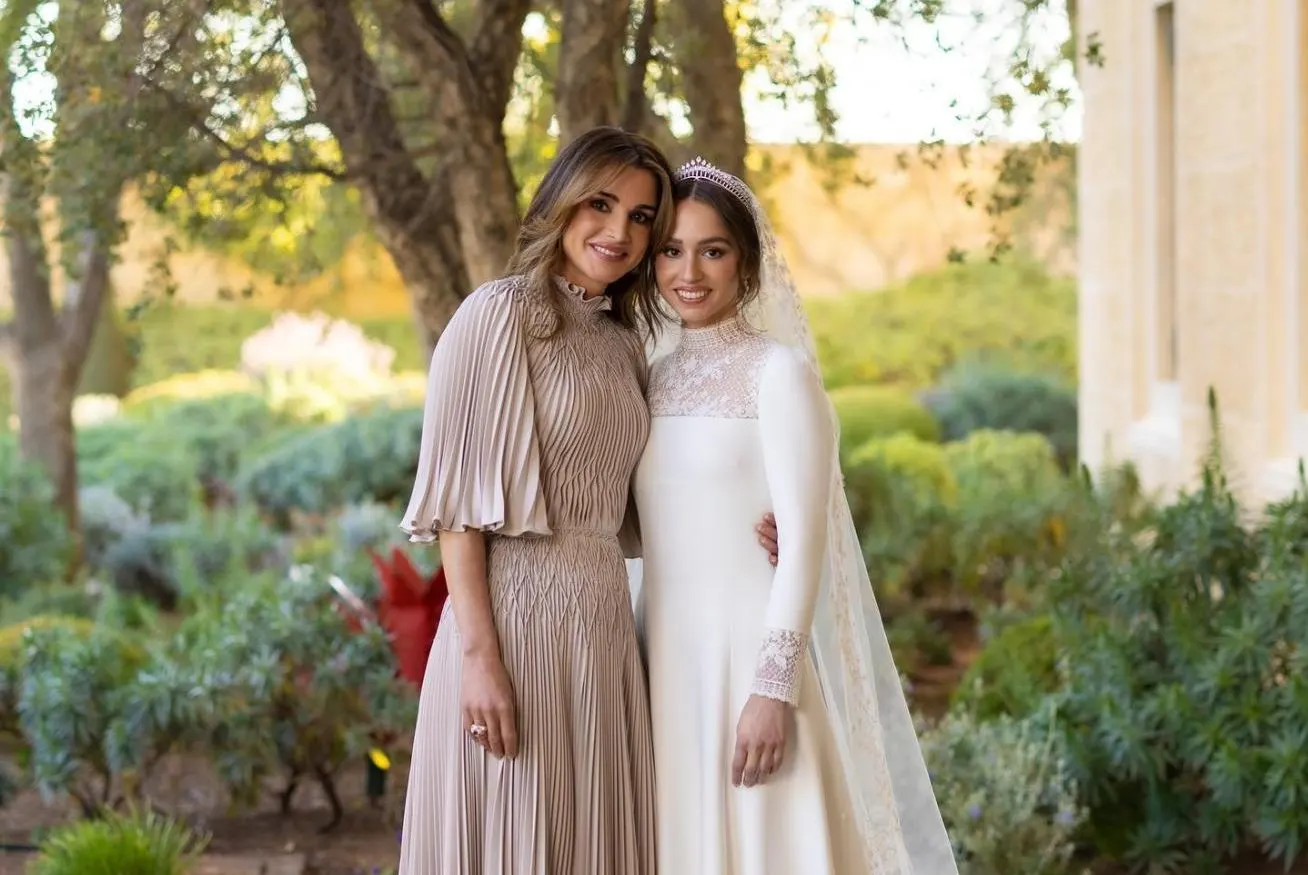 مدح وذكريات ووصية.. رسالة الملكة رانيا لابنتها بعد زفافها أمس