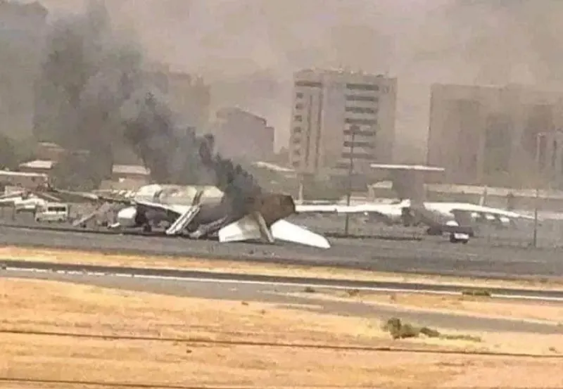 بالفيديو ..وصول طاقم طائرة الخطوط السعودية التي تم استهدافها في مطار الخرطوم
