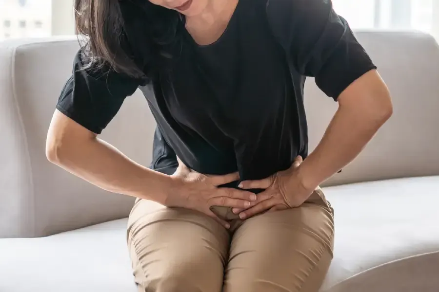 النساء أكثر عرضة للإصابة بالقولون العصبي.. ما الأسباب؟